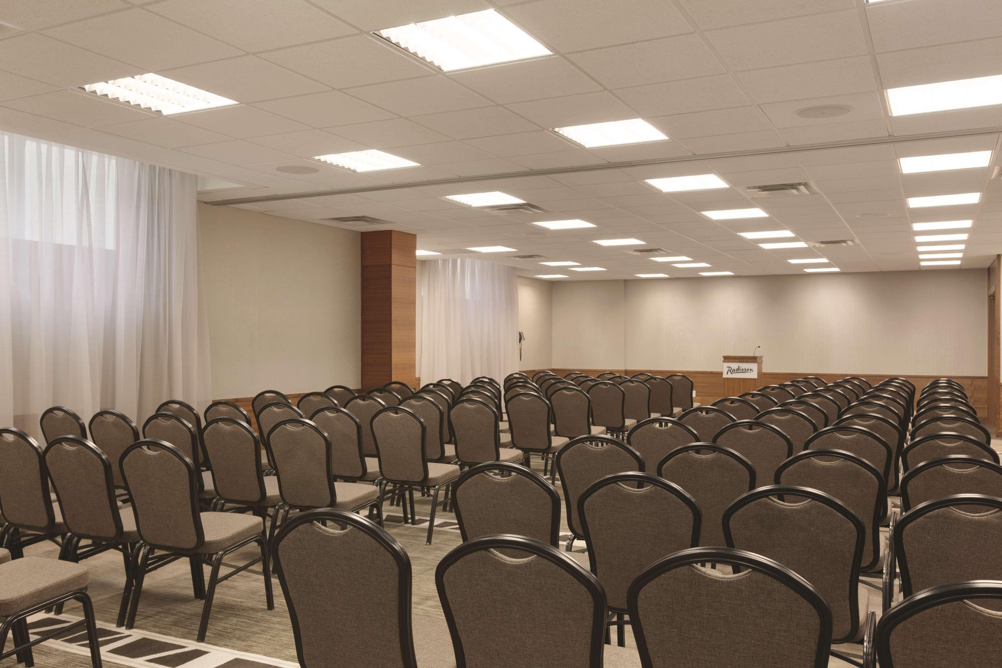 Radisson Hotel & Conference Centre Calgary Airport Exterior foto